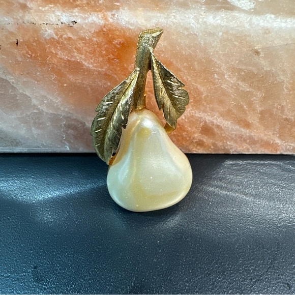 Vintage JJ Gold and Cream Pearl Brooch Pin with Leaf Design 1831 R - Picture 2 of 8